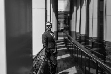 Ofis binasındaki iş adamı. Başarılı bir iş patronu. Takım elbiseli bir iş adamı. Modern ofisteki iş adamı. Yakışıklı bir CEO. Başarılı bir gelecek vizyonu. Yeni fırsatlar. Boşluğu kopyala.