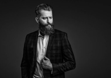 Şık takım elbiseli bir iş adamı. Resmi terzilik kıyafeti. Erkek giyim kuşamı. Bespoke takımı. Özel dikim erkek giysisi giymiş sakallı adam. Özel dikim kıyafet giyen bir iş adamı. Boşluğu kopyala.