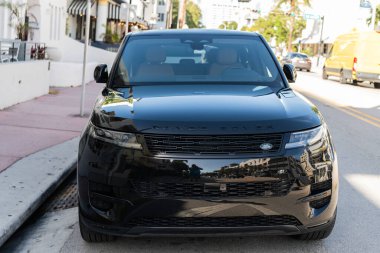 Miami, Florida, ABD - 18 Aralık 2024: Range Rover Sport 2025 SUV otomobil. Range Rover Sport tarzı lüks bir araba. Range Rover 'ın arabası dışarıda park edilmiş. Crossover Range Rover Sport, ön görünüm.