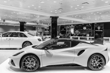 New York City, ABD - 27 Mart 2024: Lotus Emira spor araba sarı renkli New York Uluslararası Otomobil Fuarı, yan görüş.