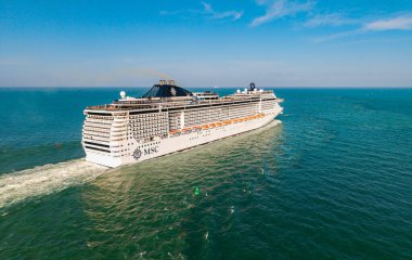 Miami, Florida, ABD - 31 Mart 2025 Yaz Tatili Gezisi. MSC yolcu gemisinde. Gemi turu ve deniz seyahati. Gemi limanı boşaltıyor. Yolculuk başlıyor. MSC Divina yolcu gemisi yolculuğu.