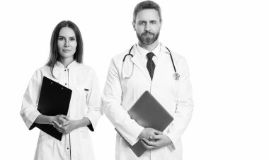 İki doktorun reçetesi var. Doktor ve hemşire beyaz panoya izole edilmiş. Dahiliyecisi olan profesyonel bir doktor. İlaç ve sağlık sigortası. Hastanedeki doktor. Yazılı reçete.