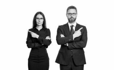 Ortak takımı. Başarılı ortaklık. İş ekibi başarısı. İş ortağı beyazla izole edilmiş. Takım elbiseli iki iş adamı. İş ekibi çalışması ve işbirliği. Ortaklık kavramı. işaret parmağı.