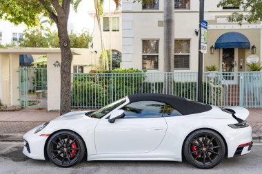 Miami, Florida, ABD - 9 Aralık 2024: beyaz 2022 Porsche 911 Carrera GTS üstü açık spor araba. Porsche Carrera GTS tipi spor araba. Porsche Carrera 'nın arabası dışarıda. Porsche 911 Carrera, yan görüş