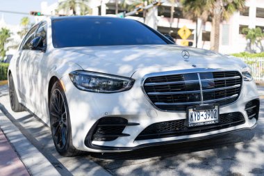Miami, Florida, ABD - 23 Kasım 2024 Mercedes Benz S 2023 arabası. Mercedes Benz S tipinde lüks bir araba. Mercedes Benz 'in arabası dışarıda park edilmiş. Beyaz Mercedes Benz S, köşe manzaralı..