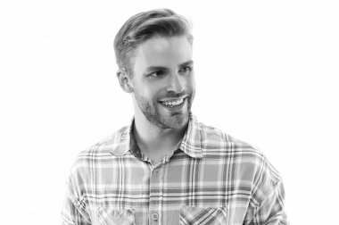 Normal erkek stili. Yüz portresi. Kafkasyalı sıradan bir adam. Kareli tişörtlü adam beyazda izole edilmiş. Şık saç stili olan şık bir adam. Moda erkek tarzı. Erkekler için cilt bakımı.