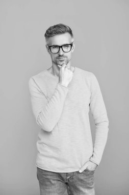 Görüş keskinliği ve görme yeteneği. Vizyon görüşü düzeltmesi. Gözlüklü adam iyi görünüyor. Görmekte zorlanıyorum. Mavi üzerine izole edilmiş bir adam için göz giysisi. Gözlükle iyi görünüyorsun. Gözlüklü adam. Miyopluk.