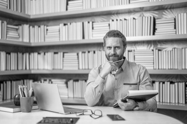 Üniversite sınavı öğretmenleri. Okul dersinde erkek öğretmen. Eğitimli insan bilgisi. Öğrenci işbirliği. Üniversite öğretmeni. Öğretmenim sınıfta. Erkek öğretmen işyerinde okuyor..