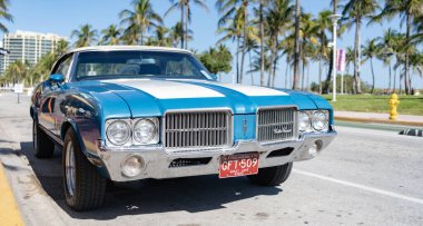 Miami, Florida, ABD - 06 Aralık 2024: Oldsmobile Cutlass Supreme 442 retro car. Oldsmobile Cutlass Supreme 'in eski arabası. Araba Oldsmobile Cutlass dışarı park etmiş. Oldsmobile Cutlass, ön manzara.