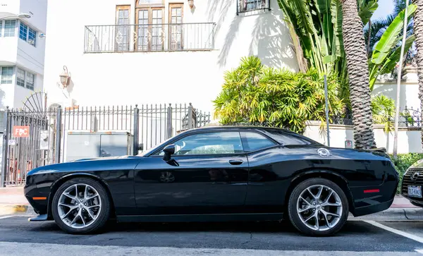 Miami, Florida, ABD - 20 Aralık 2024 Dodge Challenger GT arabası. Dodge Challenger GT tipi lüks bir araba. Dodge Challenger 'ın arabası dışarıda park edilmiş. Dodge Challenger, yan görünüm.