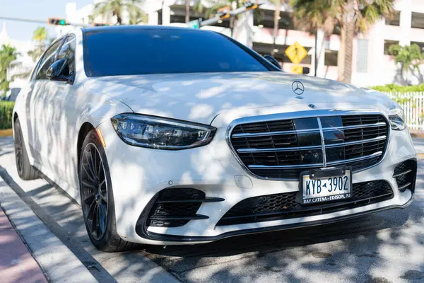 Miami, Florida, ABD - 23 Kasım 2024 Mercedes Benz S 2023 arabası. Mercedes Benz S tipinde lüks bir araba. Mercedes Benz 'in arabası dışarıda park edilmiş. Beyaz Mercedes Benz S, köşe manzaralı..