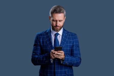 Telefon kullanan bir iş adamı. Gri yolda insan telefonu görüşmesi izole edildi. İş adamı sohbeti. İş adamı mesajlaşması ve mesajı. Sosyal ağ. Telefonu olan İspanyol bir iş adamı..