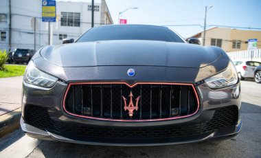 Miami, Florida, ABD - 06 Aralık 2024: Maserati Ghibli 2025 spor yara izi. Maserati Ghibli 'nin lüks spor arabası. Maserati Ghibli 'nin arabası dışarıda park edilmiş. Maserati Ghibli, ön manzara..