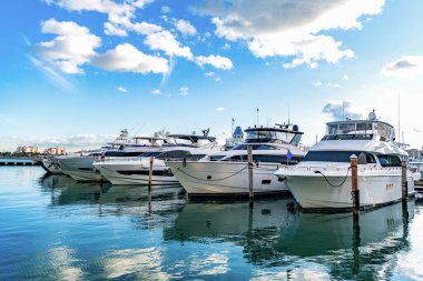 Lüks yat marinası. Lüks bir yat limanında. Lüks bir yaşam tarzı. Denizdeki sürat teknesi. Tekne kiralama. Lüks marina. Sefer teknesi denizde yüzüyor. Tekne turizmi. Deniz marinası..