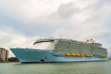 Gemi turu. Seyahat macerası. Hava manzaralı lüks yolcu gemisi yolculuğu. Gemi limandan ayrılıyor. Miami turu. Gemi seyahati. Yaz tatilinde hava seyahati. Okyanus gemisi.