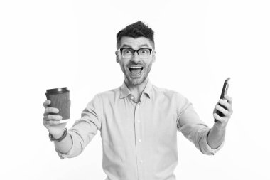 Patron akıllı telefon kullanıyor. İş görüşmesi. Telefonda konuştuktan sonra iş adamı. Telefon var. İletişim kurmak için telefonu kullanan bir adam. İletişim. İş adamı kahve molasında telefonu tutar. Harika haber..