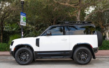 Miami, Florida, ABD - 08 Aralık 2024: 2023 Land Rover Defender SUV pikap kamyonu. Land Rover Defender 'ın lüks SUV arabası. Land Rover 'ın arabası dışarıda park edilmiş. Land Rover Defender, yan görünüm.