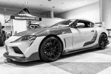 New York City, ABD - 27 Mart 2024: Toyota GR Supra spor araba, New York Uluslararası Otomobil Fuarı, yan görüş.