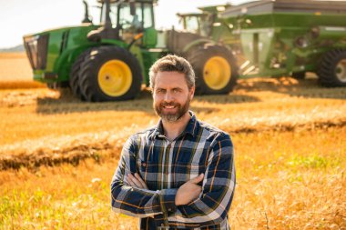 Tarımcı çiftçi adam. Ürün koruması. Tarım çiftliği. Buğday tarlasında çiftçi. Hasat ve çiftçilik. Tarlada çiftçi. İspanyol çiftçi tarla hasadını kontrol ediyor. Deneyimli çiftçi.