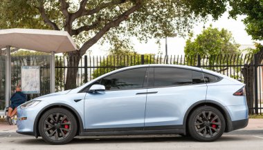 Miami, Florida, ABD - 18 Kasım 2024: Tesla Model X 2022 elektrikli araba. Tesla Model X tipi lüks elektrikli araba. Tesla Model X 'in arabası dışarıda park edilmiş. Tesla Model XG, yan görünüm.