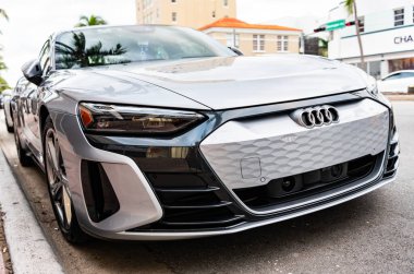 Miami, Florida, ABD - 17 Kasım 2024: Audi e-Tron GT 2022 elektrikli araba. Audi e-Tron GT tipi lüks elektrikli araba. Audi e-Tron 'un arabası dışarıda park edilmiş. Audi e-Tron elektrikli araba, alçak görüş.
