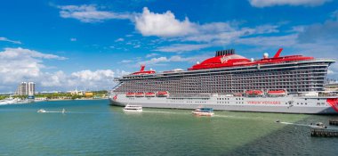 Miami, Florida, ABD - 03 Kasım 2024: Gemi turu ve deniz yolculuğu. Miami sahil limanında gemi. Virgin Voyages yolcu gemisi yolculuğu. Yaz tatilinde gemi turu. Bakire Yolculukları hattı. Yaz zamanı..