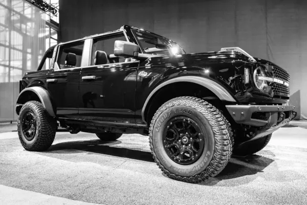 New York City, ABD - 27 Mart 2024: 2022 Ford Bronco SUV arabası New York Uluslararası Otomobil Fuarı, açı görünümü.