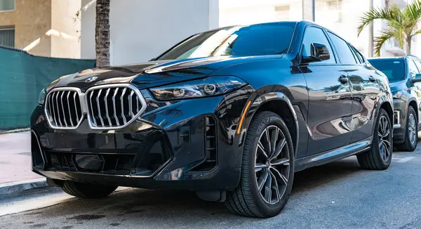 Miami, Florida, ABD - 23 Kasım 2024 BMW X6 çapraz otomobil. Lüks araba, siyah BMW X6 tipi. BMW X6 dışarıda park halinde. BMW X6, köşe görünümü.
