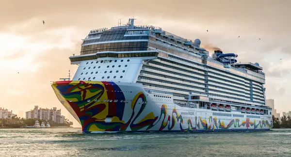 Miami, Florida, ABD - 16 Aralık 2024 Yaz Tatili Seyahati. Norveç yolcu gemisi. Gemi turu ve deniz seyahati. Gemi seyahate koyuluyor. Norveççe Tekrar Yolcu Gemisi Yolculuğu.