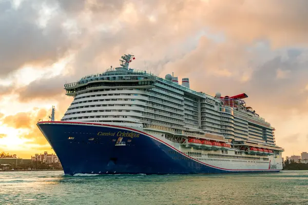 Miami, Florida, ABD - 16 Aralık 2024: Karnaval yolcu gemisi. Gemi turu ve deniz seyahati. Gemi Miami limanından kalkıyor. Karnaval yolcu gemisi seyahati. Yaz tatilinde gezmek.