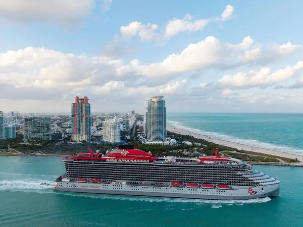 Miami, Florida, ABD - 28 Mart 2025 Seyahat acentesi turu. Cesur bayan yolcu gemisi yolculuğu. Gemi seyahati. Bakire Yolculukları. Bain Capital 'da. Gemi turu ve deniz seyahati. Tropikal hedef.
