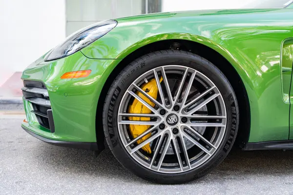 Miami, Florida, ABD - 20 Aralık 2024: Porsche Panamera 2019 Gran Turismo spor fastback otomobil. Porsche Panamera 'nın lüks arabası. Porsche Panamera 'nın arabası dışarıda park edilmiş. Porsche Panamera, tekerlek manzaralı.
