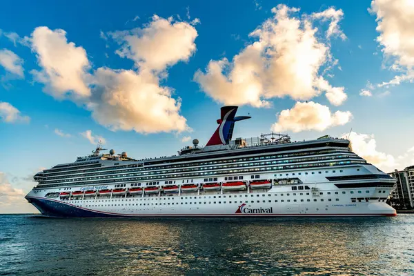 Miami, Florida, ABD - 10 Aralık 2024: Karnaval Gündoğumu yolcu gemisi yolculuğu. Yaz tatilinde gemi turu. Karnaval yolcu gemisi. Gemi turu ve deniz seyahati. Gemi Miami limanından ayrılıyor..