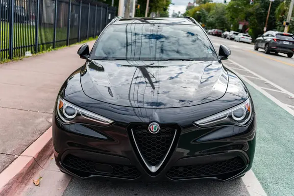 Miami, Florida, ABD - 19 Kasım 2024: 2019 Alfa Romeo Stelvio arabası. Alfa Romeo Stelvio modelinin lüks arabası. Alfa Romeo 'nun arabası dışarıda park edilmiş. Alfa Romeo, ön manzara..