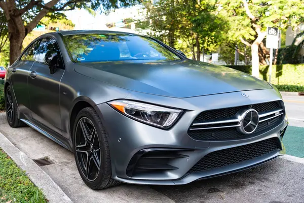 Miami, Florida, ABD - 09 Aralık 2024 Mercedes Benz CLS 2019 amg turbo araba. Mercedes Benz CLS tipi lüks bir araba. Mercedes Benz 'in arabası dışarıda park edilmiş. Mercedes Benz CLS, köşe görünümü.