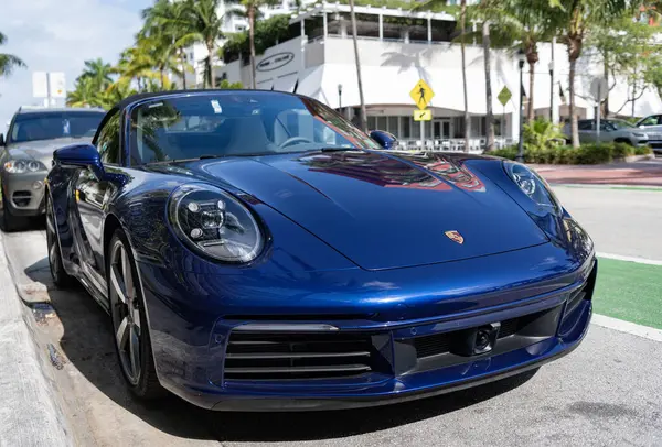 Miami, Florida, ABD - 11 Aralık 2024: Mavi Porsche 911 üstü açık araba. Porsche 911 tipi üstü açık lüks bir araba. Porsche 'nin arabası dışarıda park edilmiş. Porsche, köşe görünümü.