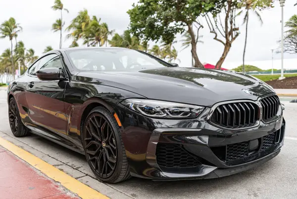 Miami, Florida, ABD - 10 Aralık 2024: siyah 2019 BMW M850 Gran Turismo arabası. BMW M850 Gran Turismo tipi lüks bir araba. BMW M850 'nin arabası dışarıda park edilmiş. BMW M850, köşe görünümü.
