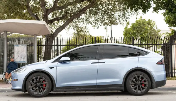 Miami, Florida, ABD - 18 Kasım 2024: Tesla Model X 2022 elektrikli araba. Tesla Model X tipi lüks elektrikli araba. Tesla Model X 'in arabası dışarıda park edilmiş. Tesla Model XG, yan görünüm.
