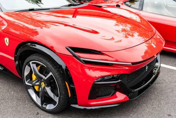 Chicago, Illinois - 29 Eylül 2024 Ferrari Purosangue kırmızı renk. Ferrari Purosangue SUV sokağa park etmiş. Köşeden bak. Şatoda lüks Ferrari Purosangue