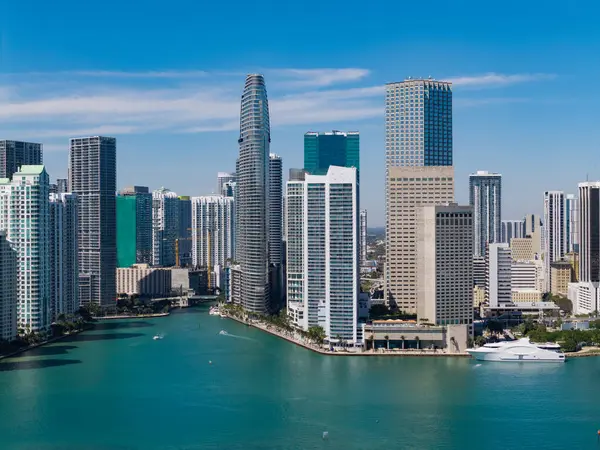 Brickell Key, ABD 'de gökdelenli şehir manzarası. Brickell Miami şehir merkezinde. Miami şehir merkezinde, Florida 'da panoramik modern mimari. Miami ufuk çizgisi panoramik manzara.