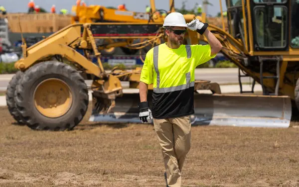 İnşaat alanında çalışan bir işçi. İnşaatçı. Ağır makinelerde işçi danışmanı. İnşaatta sanayi işçisi. İnşaat mühendisi. Denetmen mühendis ağır ekipman.