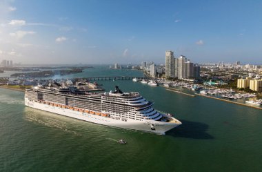 Miami, Florida, ABD - 31 Mart 2025 Yaz Tatili Gezisi. MSC yolcu gemisinde. Gemi turu ve deniz seyahati. Gemi limanı boşaltıyor. Yolculuk başlıyor. MSC Divina yolcu gemisi yolculuğu.