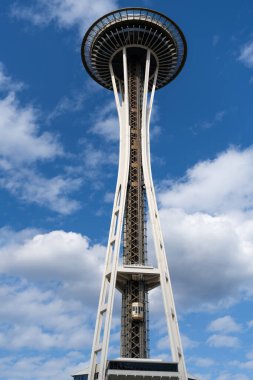 Seattle, Washington, ABD - 26 Temmuz 2024: Modern Seattle mimari simgesi. Uzay iğnesinin mimarisi. Seattle ve Space Needle kulesi. Gökyüzü kadar yüksek mimari simgesi. Seattle dönüm noktası.
