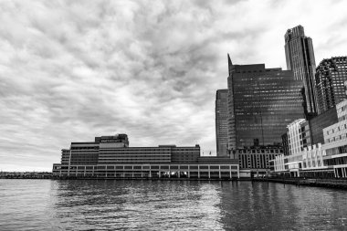 New York, Jersey City, ABD - 21 Aralık 2023: Hyatt Regency Jersey Şehri Hudson 'da gökdelenli ve manzaralı.