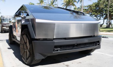 Miami, Florida, ABD - 06 Aralık 2024 Tesla Cybertruck elektrikli kamyonet vagonu. Tesla Cybertruck 'ın elektrikli arabası. Tesla Cybertruck 'ın arabası dışarıda park edilmiş. Tesla Cybertruck, köşe manzaralı..