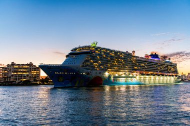 Miami, Florida, ABD - 24 Aralık 2024: Gemi gece aydınlandı. Norveç 'ten ayrılan yolcu gemisi yolculuğu. Yaz tatilinde gemi turu. Norveç yolcu gemisi. Gemi turu ve okyanus seyahati.