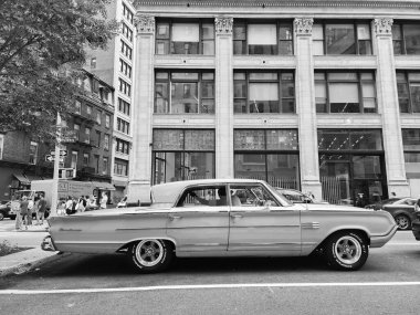New York City, ABD - 17 Ağustos 2023: Mercury Montclair 1964 model klasik araba, yan manzara.