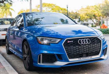Miami, Florida, ABD - 05 Aralık 2024 Audi RS3 Sport Hatchback otomobili. Audi RS3 'ün lüks arabası. Audi RS3 'ün arabası dışarıda park edilmiş. Audi RS3 mavi renk, köşe görünümü.