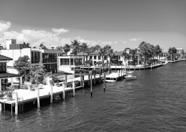 Yazın lüks bir tatil köyü. Florida 'nın tropikal körfezine git. Tropik cennet tatil beldesinde yaz tatili. Yat iskelesi olan lüks bir yazlık villa. Yaz cennetinde tatil. Egzotik cennet beldesi.