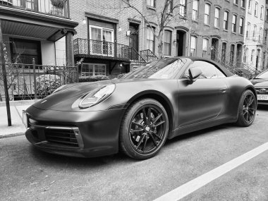 New York City, ABD - 10 Şubat 2024: Porsche 911 Carrera 4 'ler siyah araba, yan köşe manzaralı.